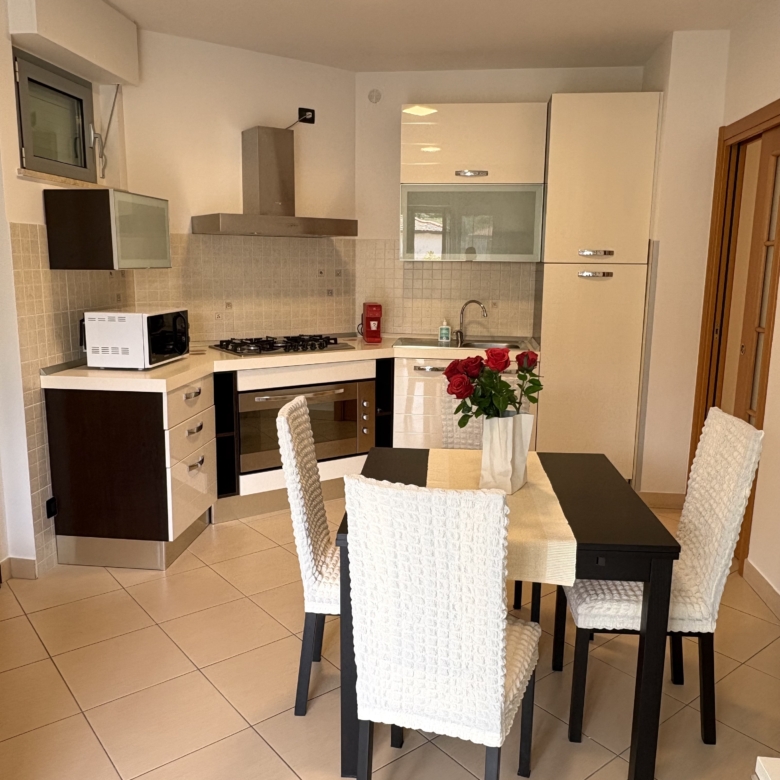 Cucina e tavolo da pranzo