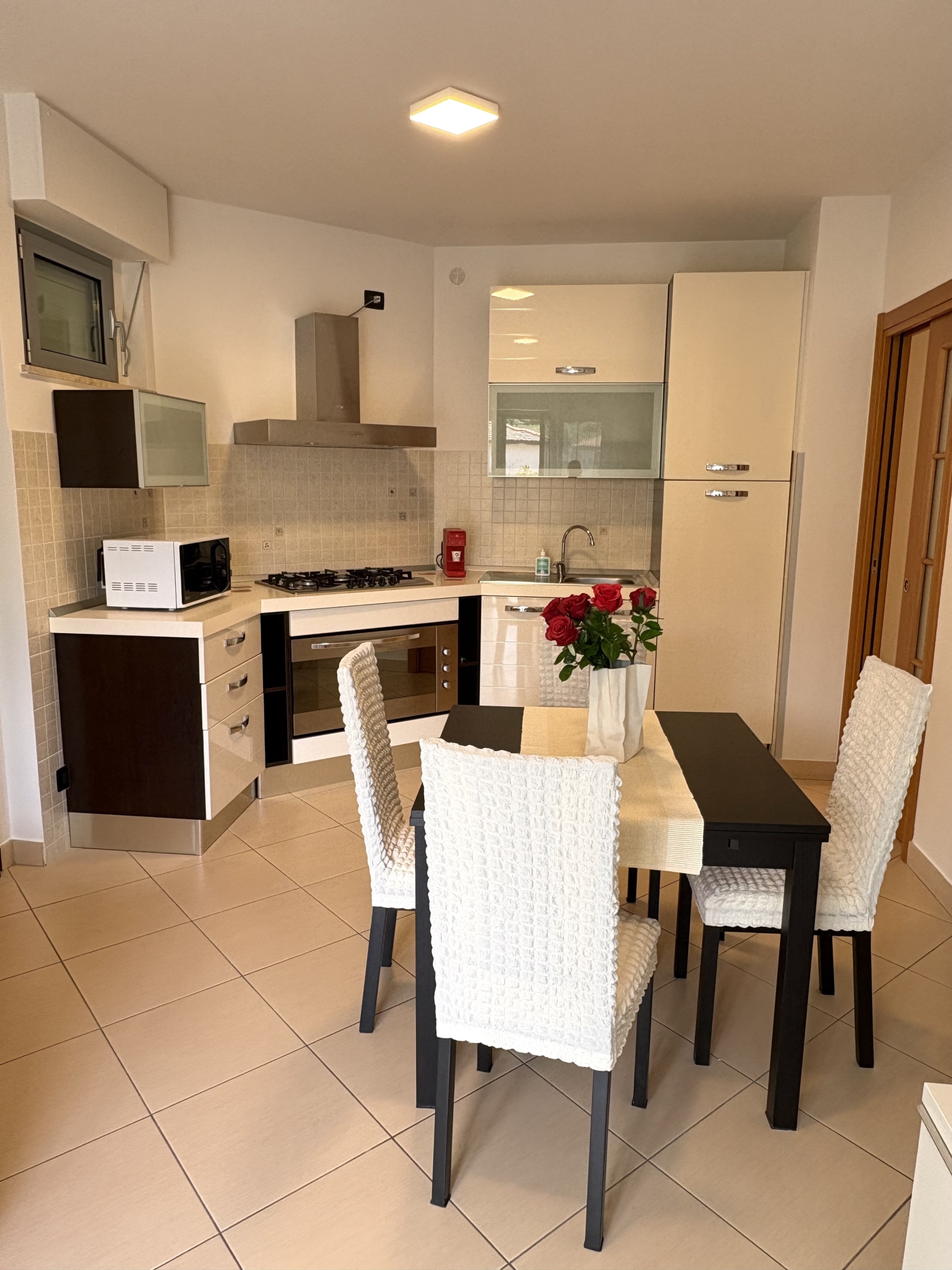 Cucina e tavolo da pranzo