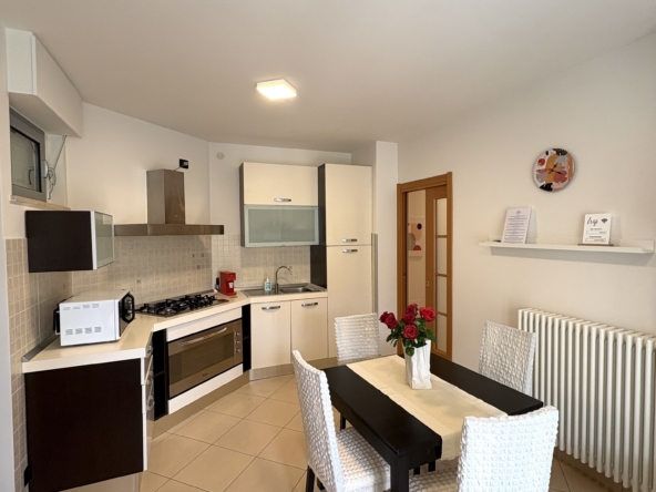 Cucina e tavolo da pranzo