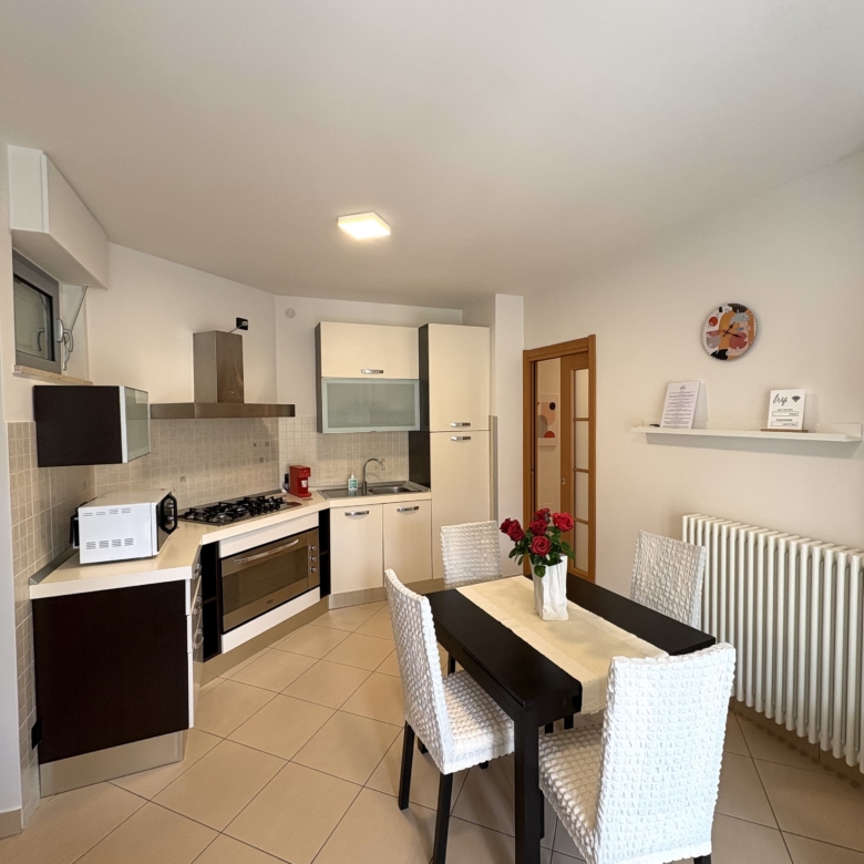 Cucina e tavolo da pranzo