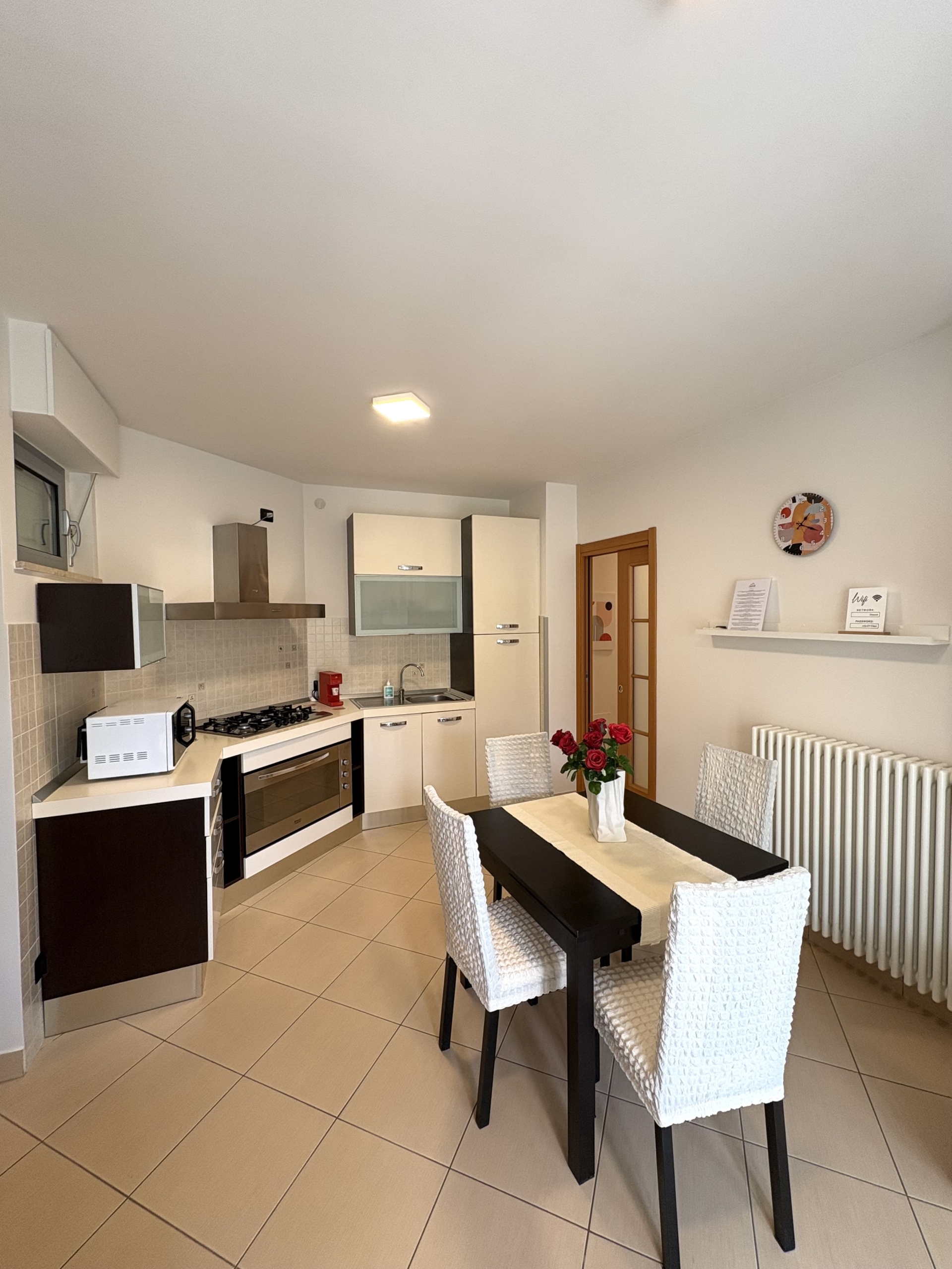 Cucina e tavolo da pranzo