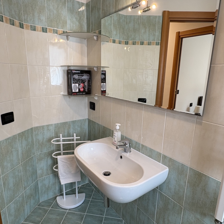 Bagno con dettaglio lavandino